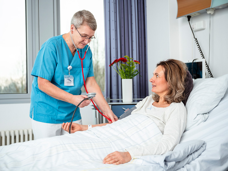 Blutdruck messen bei einer Patientin