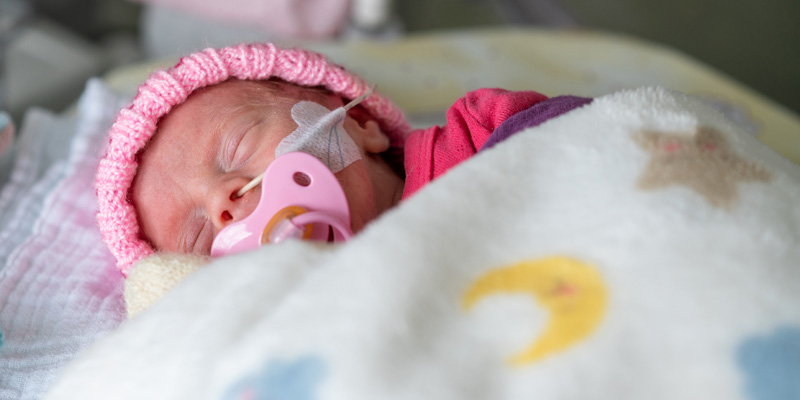 Baby auf der Neonatologischen Station