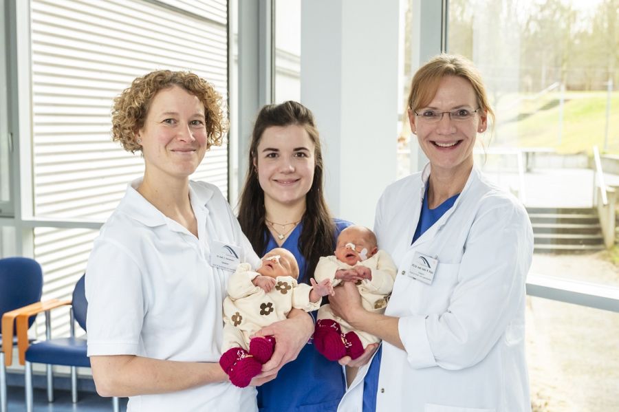 Oberärztin der Geburtshilfe Dr. Cathleen Heinemann, Schwester Lisa und die Chefärztin der Kinderklinik, PD Dr Kristin Kipp